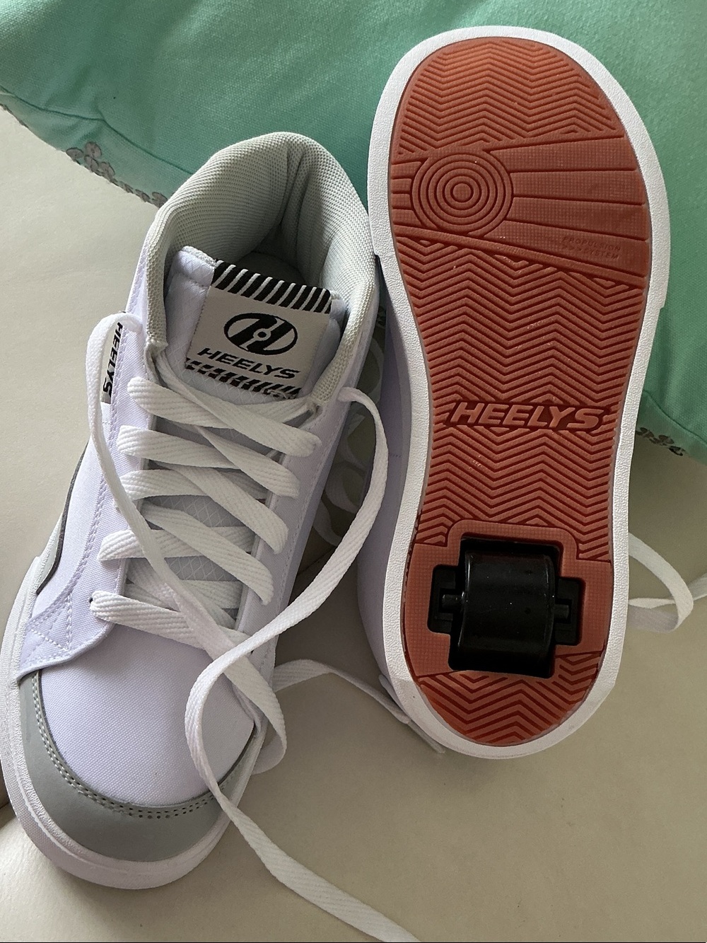 Heelys Youth Classic White and Gray Single-Wheel Skate Sneakers